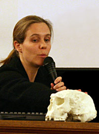 Am&eacute;lie Vialet pr&eacute;sentant une reconstitution de l'Homme de Ynxian