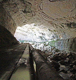 Intérieur de la grotte du Mas d'Azil avec la route