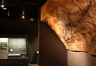 La frise des rennes de Lascaux au Mus&eacute;e d'Aquitaine
