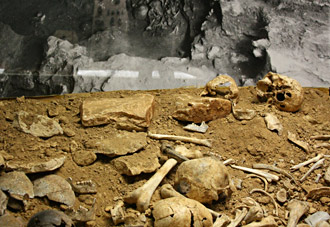 Reconstitution du site d'Eybral pr&eacute;sentant une s&eacute;pulture collective