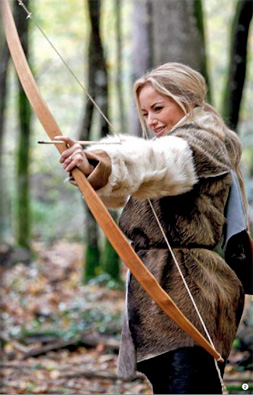 Adriana Karembeu dans la peau d'une femme préhistorique