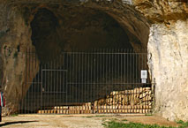 Entrée de la grotte des Combarelles