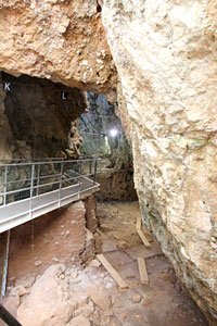 Entrée de la grotte du Lazaret