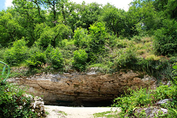 Entrée de la grande grotte à Arcy sur Cure