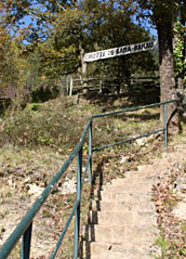 La montée des marches vers Bara-Bahau