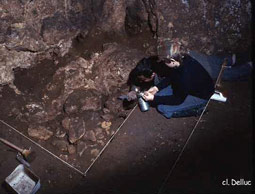 Fouilles à l'entrée de la grotte de Commarque 