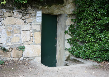 Entrée de la grotte de Cougnac