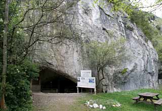 Entrée de la Grotte de la Vache en face de Niaux