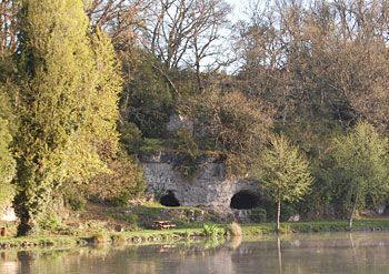 Vue générale de la grotte des Fadets avec l'étang