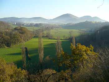 La vallée de l'Arberoue ou se trouve la grotte d'Isturitz