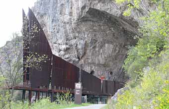 La sculpture gigantesque à l'entrée de Niaux