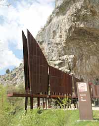 Sculpture de Massimiliano Fuksas à l'entrée de la grotte de Niaux