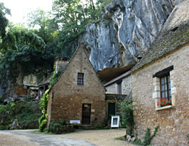 Vues générale de l'entrée de la grotte de Saint-Cirq