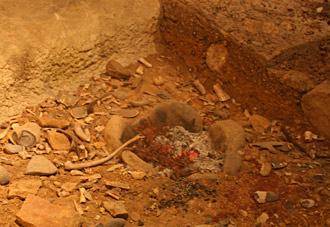 Foyer dans l'abri sous roche