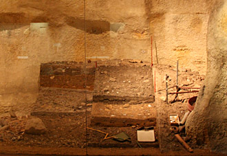 Reconstitution des fouilles dans un abri sous roche