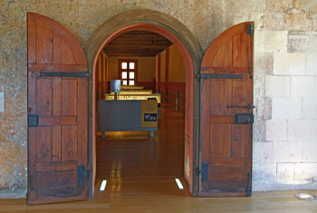 Entrée dans la galerie réservée aux sites préhistoriques de Touraine