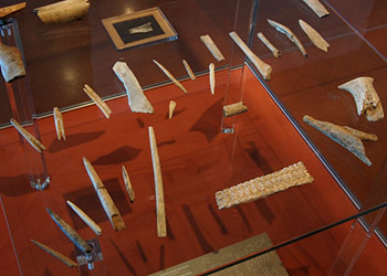 Collection d'objets rettrouvés à la Grotte du Pape à Brassempouy