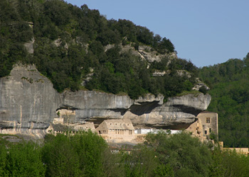 La falaise au dessus des Eyzies de Tayac avec la formation des abris sous roches