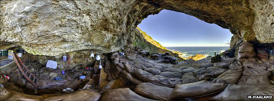 Intérieur de la grotte de Blombos