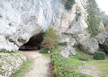 Abri des Marseilles - entrée au pied de la falaise