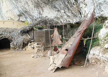 Protection posée sur l'abri sous roche